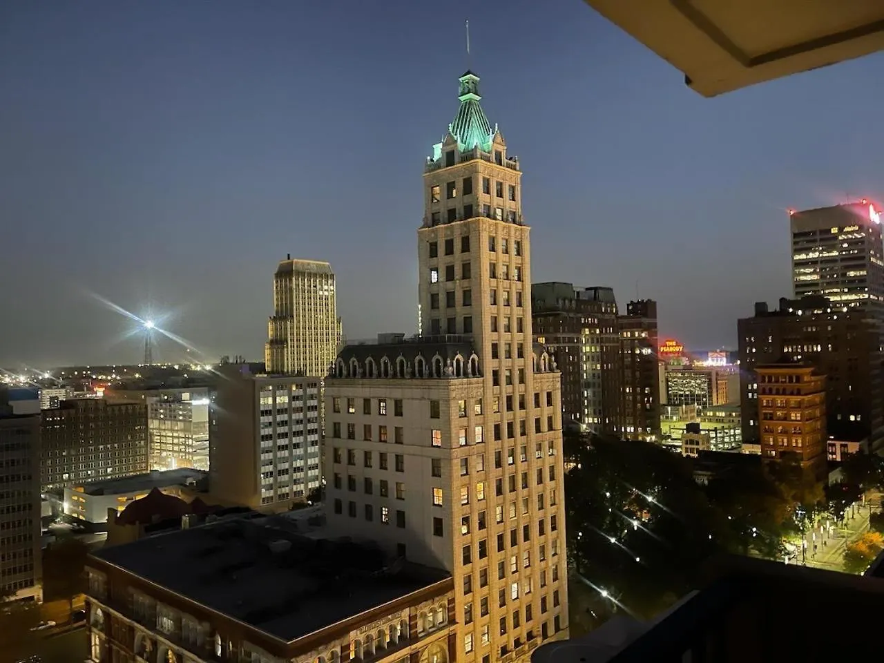 Oasis In The Heart Of Downtown Memphis Apartment